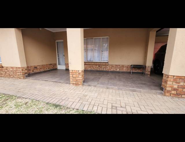 3 BEDROOM TOWNHOUSE FOR SALE IN WATERVAL EAST